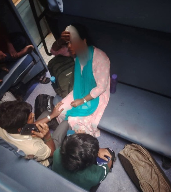 middle berth collapses passenger suffers head injury