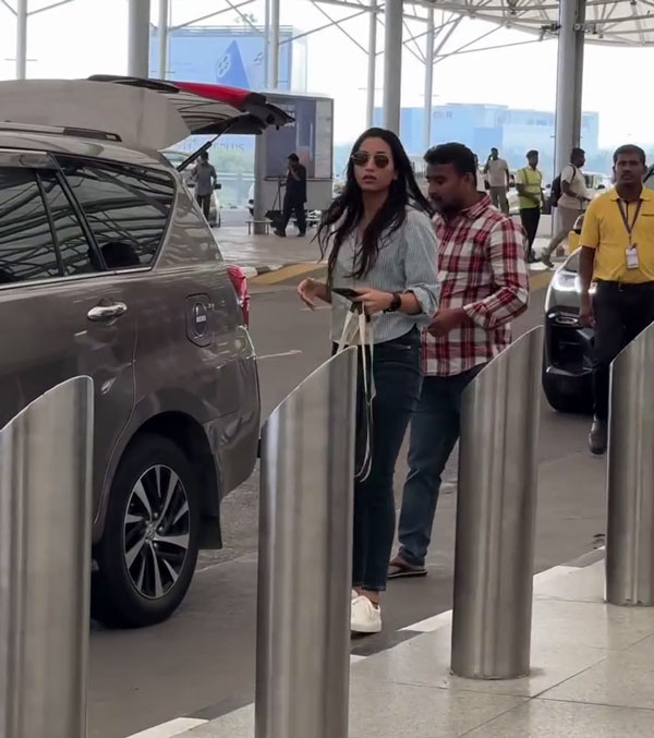 srinidhi shetty spotted in toyota innova crysta