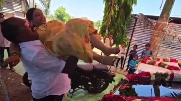 husband placed wifes footprint on car husband placed wifes footprint on car