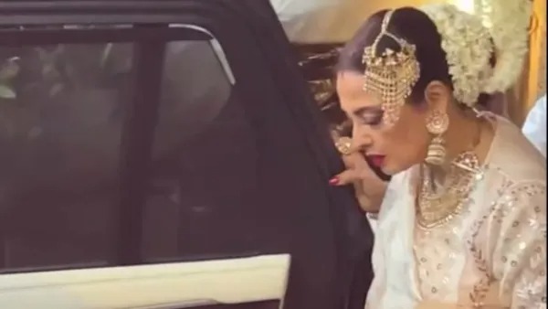 rekha spotted in range rover