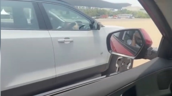 drag race of Mahindra xev 9e with harrier ev