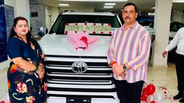 businessman buys Toyota fortuner and lc300