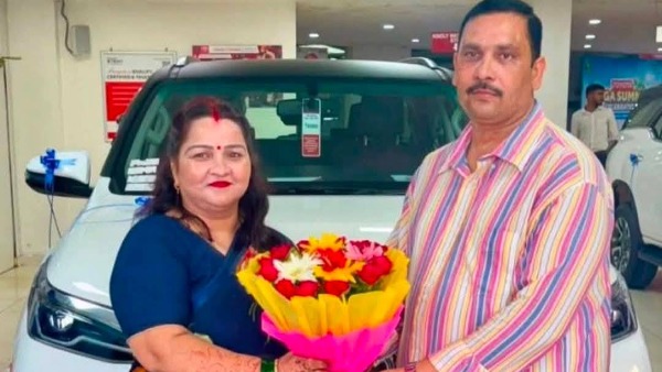 businessman buys Toyota fortuner and lc300