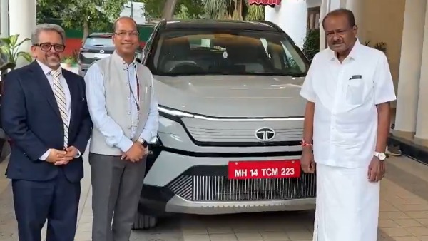 hd Kumaraswamy testdriving tata harrier ev