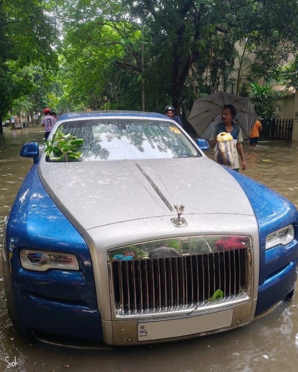 Rolls-Royce Ghost Gets Stuck In Floodwaters