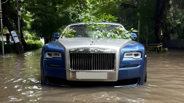 Rolls-Royce Ghost Gets Stuck In Floodwaters