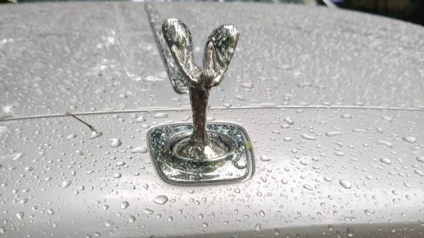 Rolls-Royce Ghost Gets Stuck In Floodwaters