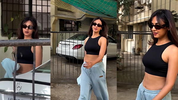 sonal Chauhan spotted in Mercedes benz e class