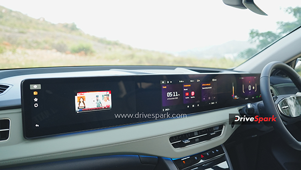 mahindra xev 9s 3-screen setup