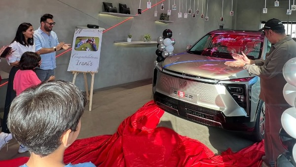 Bollywood Actor Boman Irani Buys New Mahindra XEV 9S Electric SUV