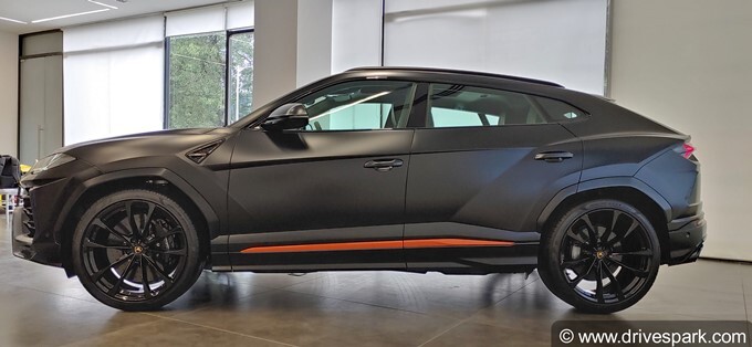 Lamborghini Urus Graphite Capsule