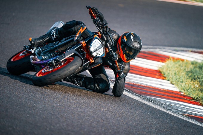 2022 KTM 890 Duke R