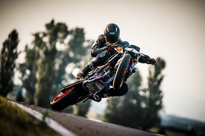 2022 KTM 890 Duke R