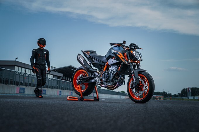 2022 KTM 890 Duke R