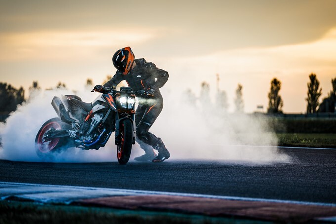 2022 KTM 890 Duke R