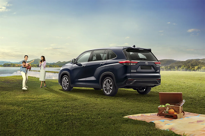 Toyota Innova HyCross