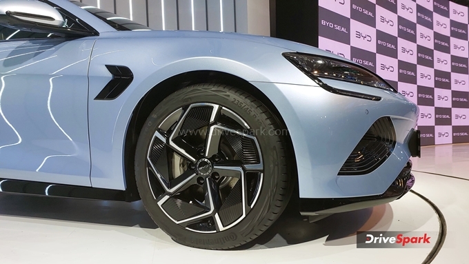 2024 BYD Seal side angale view