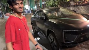 மியூசிக் டைரக்டர் வீட்டிற்கு இரவோடு இரவாக அனுப்பி வைக்கப்பட்ட கார்...