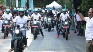 புக் செய்த ஒவ்வொருத்தரும் டெலிவிரி எடுத்துட்டு போறாங்க!