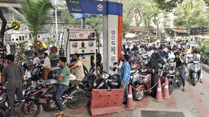 போற போக்கை பாத்தா இந்தியால ஒரு பெட்ரோல் பங்க் கூட இருக்காதாட்ட இருக்கு! மத்திய அமைச்சர் அதிரடி அறிவிப்பு!