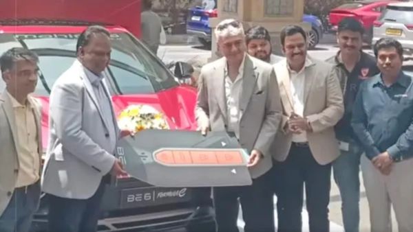 சென்னைக்கு வந்தவரை கொஞ்ச நேரம் சும்மா விட மாட்றாங்களே! கூப்பிட்டு கொடுக்கப்பட்ட காரின் விலை எவ்வளவு தெரியுமா?