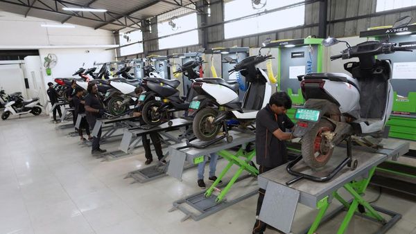 ஸ்கூட்டரை சர்வீஸ் செய்ய அலைய வேண்டிய அவசியம் இல்ல! ஓசூரில் ரெடியாகும் ஸ்கூட்டருக்கு நாடு முழுக்க சென்டர்ஸ்!