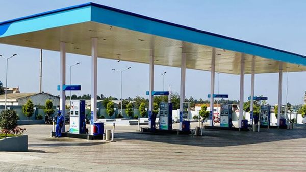 போரினால் பெட்ரோல், டீசல் விலையை உயர்த்திய முதல் ஆயில் கம்பெனி! தெரியாம கூட இந்த பங்க் பக்கம் போயிடாதீங்க!