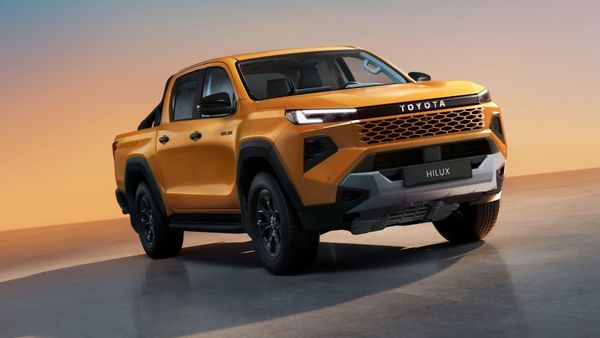 ஹைபிரிட் பவர்ட்ரெயினுடன் இந்தியாவில் வெளியாகும் புத்தம் புதிய டொயோட்டா கார்.. என்ன தெரியுமா?