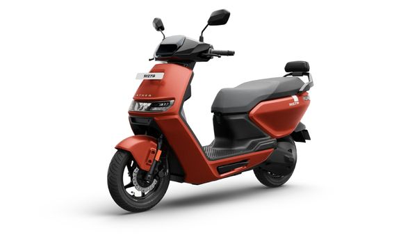 ஹெல்மெட் மட்டுமில்ல.. என்ன வேணா இந்த எலெக்ட்ரிக் ஸ்கூட்டரோட ஸ்டோரேஜ்ல வச்சுக்கலாம்.. அவ்வளவு பெருசு!