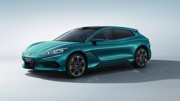 1,036 கிமீ ரேஞ்சு, வெறும் 5 நிமிடங்களில் அதிவேக சார்ஜிங் அம்சங்களுடன் வெளியானது புதிய எலெக்ட்ரிக் கார்!