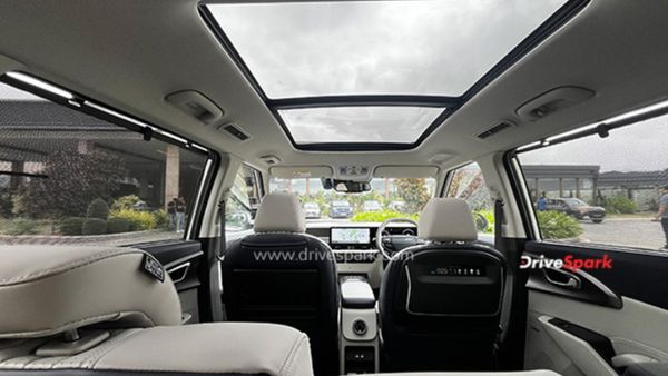 கியா காருக்கு போட்டியாக தூத்துக்குடி ஆலை நிறுவனம் களமிறக்கும் 7-சீட்டர் கார்! உங்க பட்ஜெட்டிற்கு எதை வாங்குவது