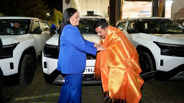 ஊழியர்களின் குடும்பத்தினர் ஆனந்த கண்ணீர்! ஷோரூமுக்கு அழைத்துவந்து சிஇஓ வழங்கிய காரின் விலை இத்தனை லட்சமா...?