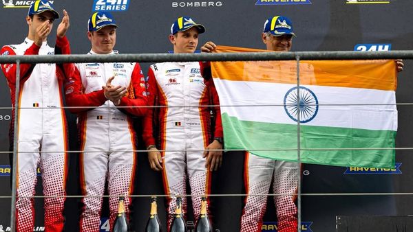 இந்திய கொடியை தூக்கி பிடித்து பெருமை சேர்த்த கார் ரேசர் அஜித்! தேர்தலில் நின்றால் எல்லார் ஓட்டும் இவருக்கே!!