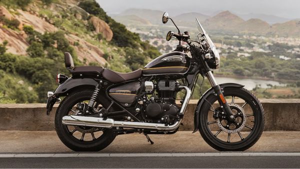 லட்சக் கணக்கில் விற்று தீரும் ராயல் என்ஃபீல்டு பைக்குகள்.. வரிசையில் நின்று வாங்கிச் செல்லும் வாடிக்கையாளர்கள்