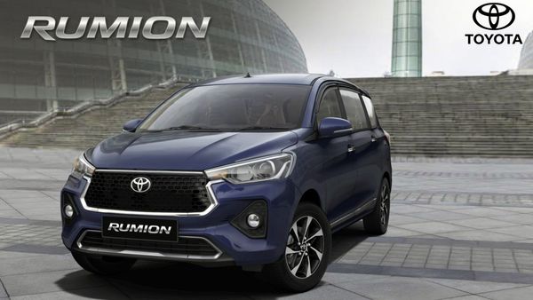 7 பேர் போற மாதிரி சூப்பர் கார்.. 26 கிமீ மைலேஜ்.. விலையும் ரொம்ப கம்மி