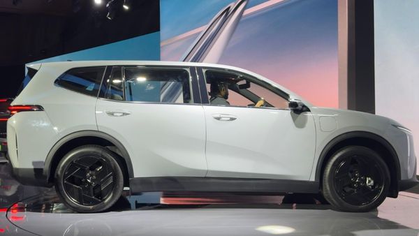 ஒரு கிமீ ஓட்ட வெறும் ரூ.1.50 மட்டுமே செலவு! நாடே எதிர்பார்த்த தமிழ்நாட்டு நிறுவனத்தின் 7 சீட்டர் கார் அறிமுகம்