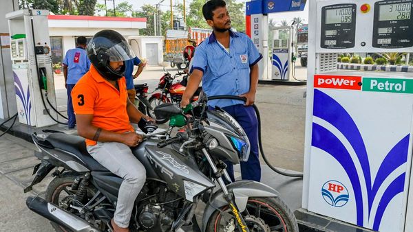 நூறு ரூபாய்க்கு பெட்ரோல் போட்டா 1 லிட்டர் கிடைக்க இனி வாய்ப்பே இல்ல! தேர்தல் எப்போ முடியும்னு இருந்தாங்க போல!