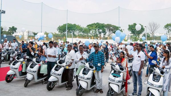 பெட்ரோல் ஸ்கூட்டர்களை விட பல மடங்கு அதிக மைலேஜ்... பெட்ரோல் விலை எவ்வளவு ஏறினாலும் கவலையே இல்ல!