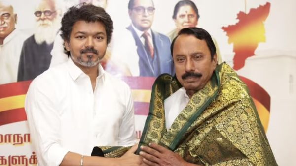 வெறும் 6,000 ரூபாய்க்கு கார் வாங்கிய தமிழக வெற்றி கழக வேட்பாளர் செங்கோட்டையன்