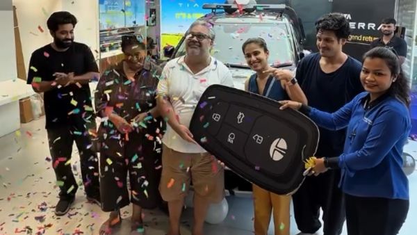 டவுசர் போட்டுக்கொண்டு காரை டெலிவிரி பெற்றவர் இவ்வளவு பெரிய நடிகரா? வாங்கிய டாடா கார் செம்ம சூப்பர்!