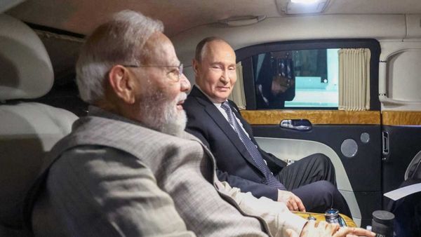 மோடி–புதின் பயணித்த கார் இதுதான்... Rolls-Royce காருக்கே 'டஃப்' கொடுக்கும் ரஷ்ய அதிபரின் கார்!!
