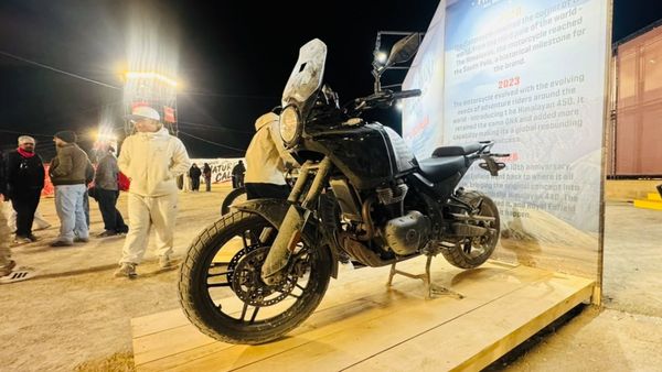 பேரை கேட்டாலே அதிருதுல்ல... முதல்முறையாக இந்தியாவில் காட்சிப்படுத்தப்பட்ட ஹிமாலயன் 750சிசி மாடல்!!