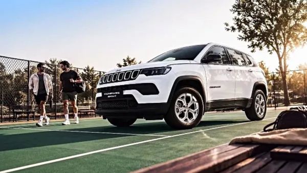 ஜீப் காம்பஸ் எஸ்யூவியின் பேஸ் வேரியண்டிலேயே 9 ஸ்பீடு கியர்பாக்ஸ்... விலை ரூ.21.99 லட்சம்!