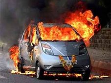 குஜராத்தில் மீண்டும் நானோ கார் தீப்பிடித்து எரிந்தது
