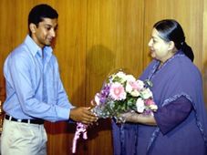 ஜெயலலிதாவுடன் நரேன் கார்த்திகேயன்  சந்திப்பு