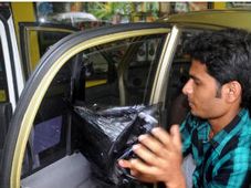 கார் கண்ணாடியிலிருந்து சன் ஃபிலிமை நீக்குவது எப்படி?