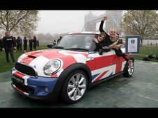 மினி காரும், 28 வீராங்கனைகளும்... புதிய கின்னஸ் சாதனை..!!