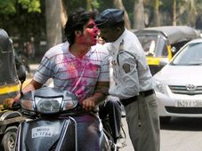 ஹோலி பண்டிகை: வாகன ஓட்டிகளிடம் போலீஸ் தீவிர சோதனை