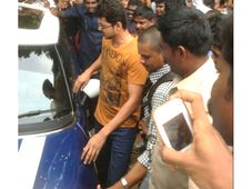  'ஜில்லா'வுக்கு மினி காரில் வந்த நடிகர் விஜய்!