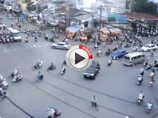 சிக்னலில் அசால்ட்டாக கடந்து செல்லும் வாகனங்கள்